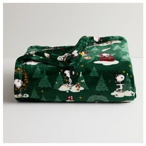 Peanuts Oversized 5 ft x 6 ft Snoopy Christmas Plush Green Throw Blanket